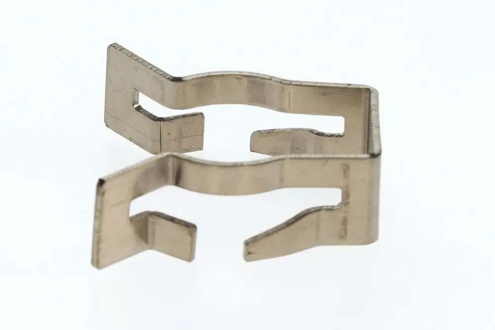 Halteclip aus Metall in Form einer offenen Schlaufe, vermutlich für die Befestigung eines Überströmventils, mit dem Logo oder Schriftzug von Bosch.